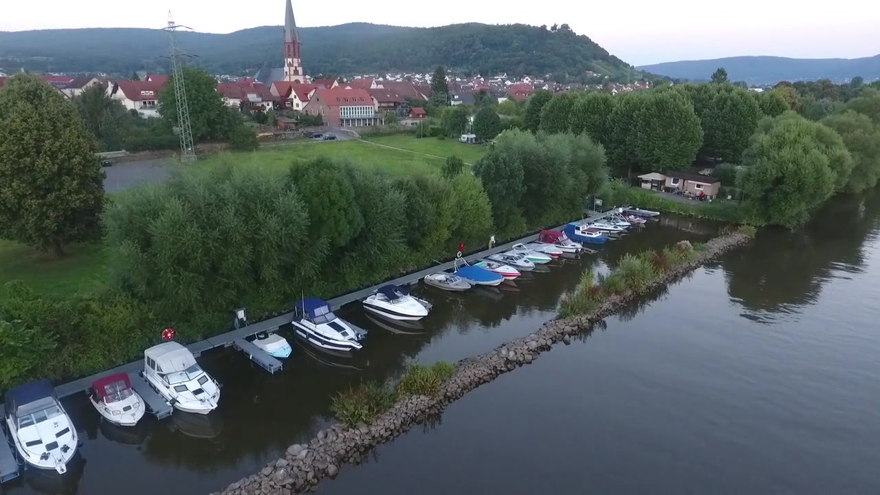 Schwimmsteg und Boote im Hafen der Heubacher Bootsfreunde